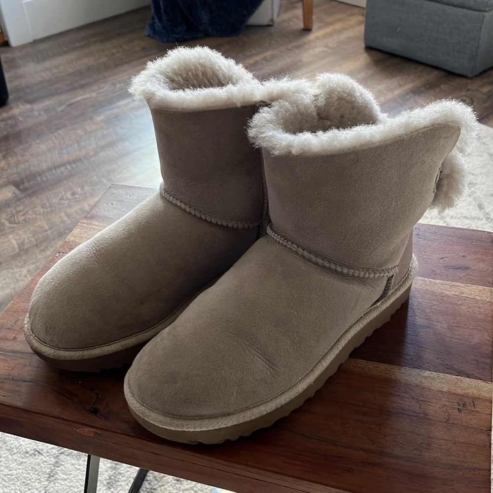 womens light grey mid length uggs tie back size 9